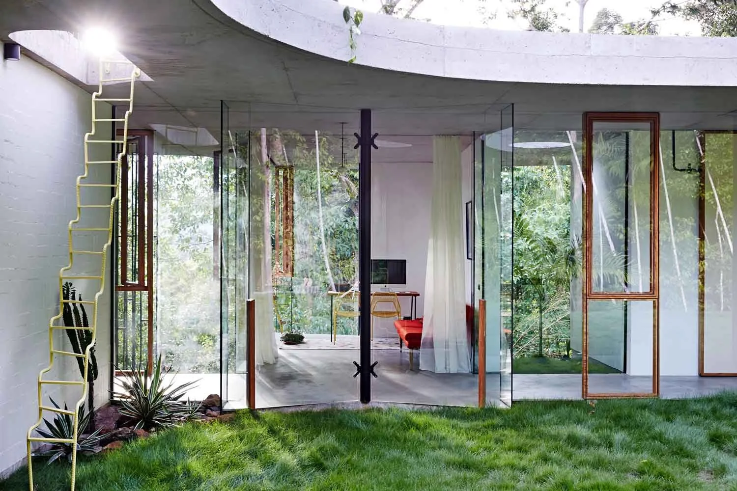 Planchonella House Jesse Bennett Architect | Yellowtrace