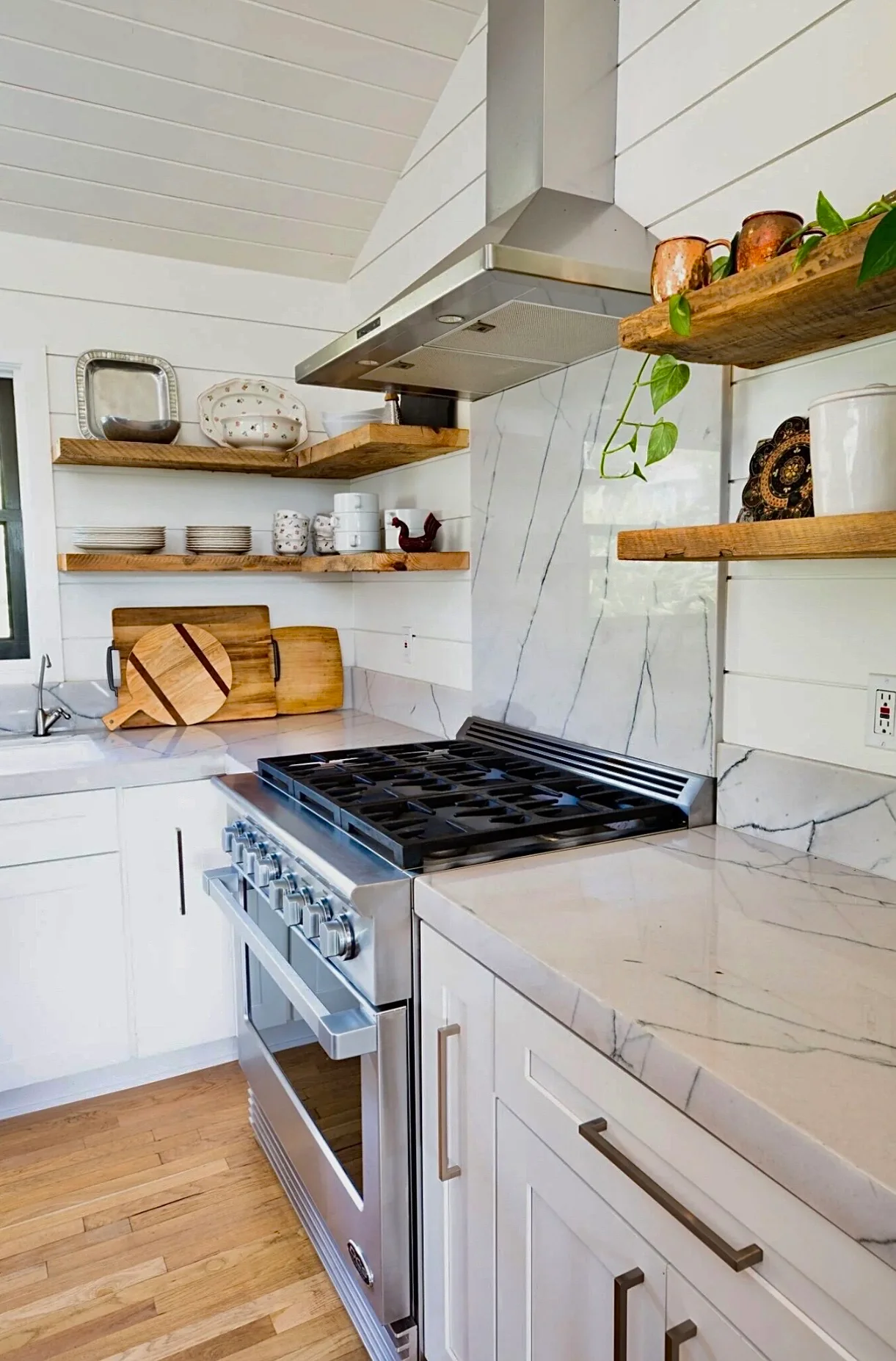 Kitchen interior — photo 19