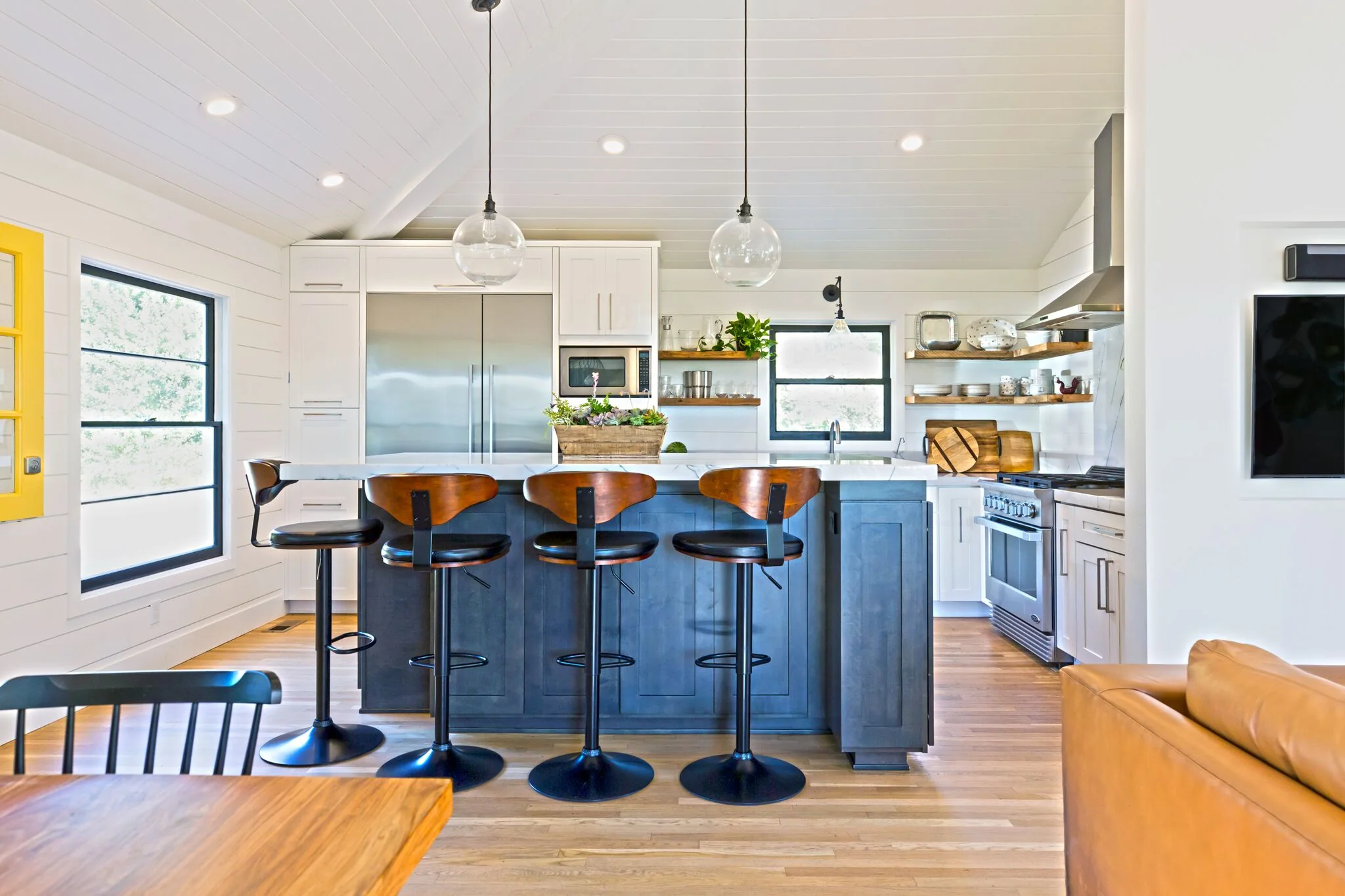 Kitchen interior — photo 25
